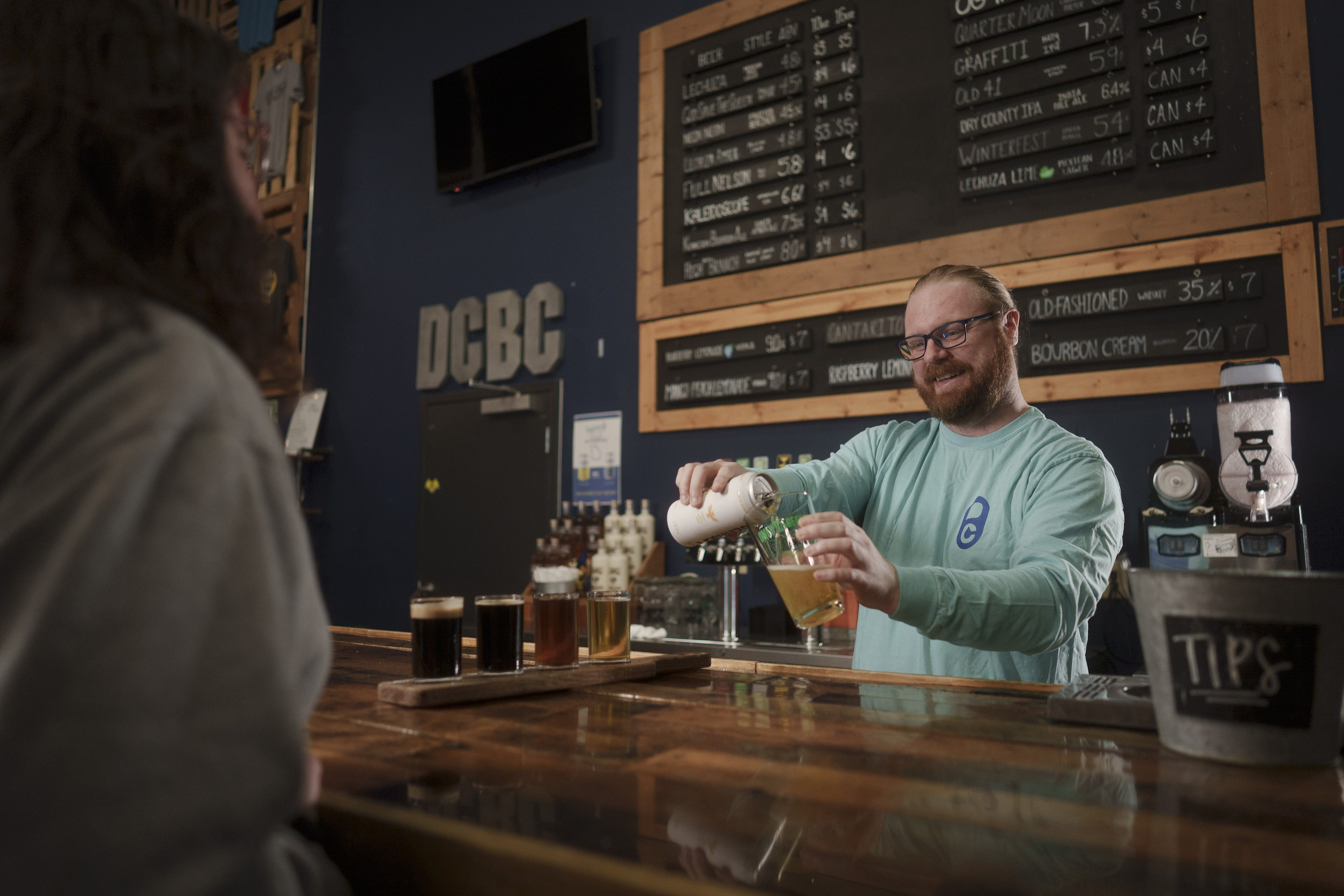 bartender at dry county brewing company pouring a beer